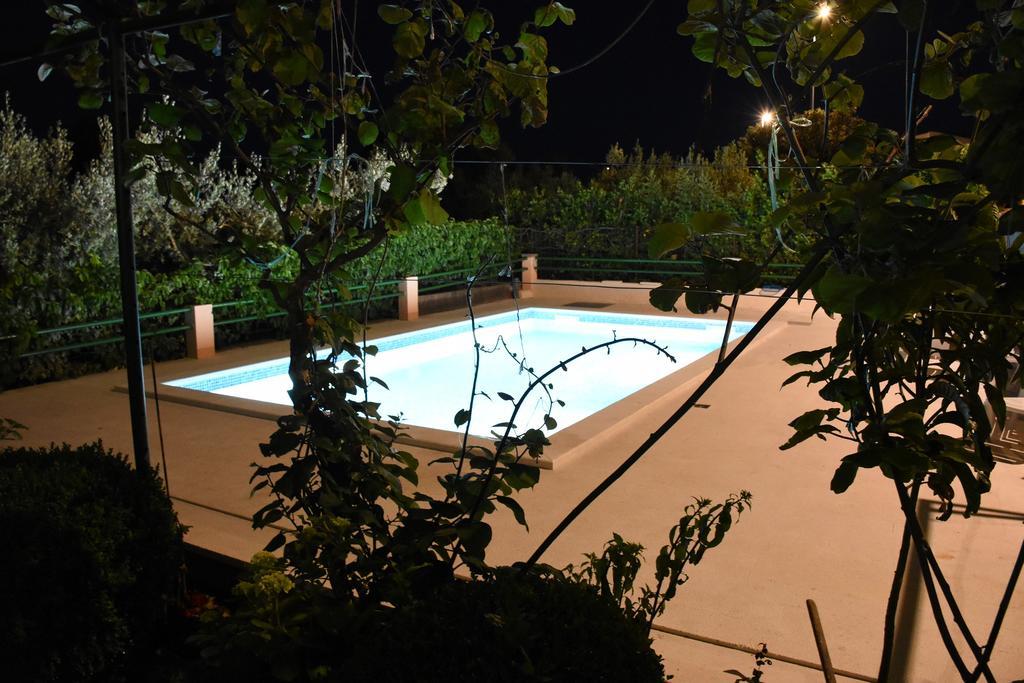 Apartments Marija Бибинє Екстер'єр фото